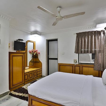 Hotel Midtown Surat Buitenkant foto