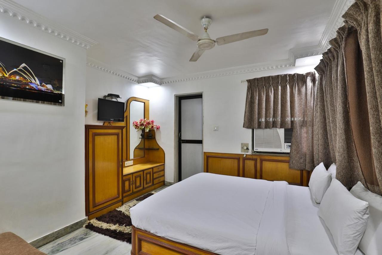 Hotel Midtown Surat Buitenkant foto