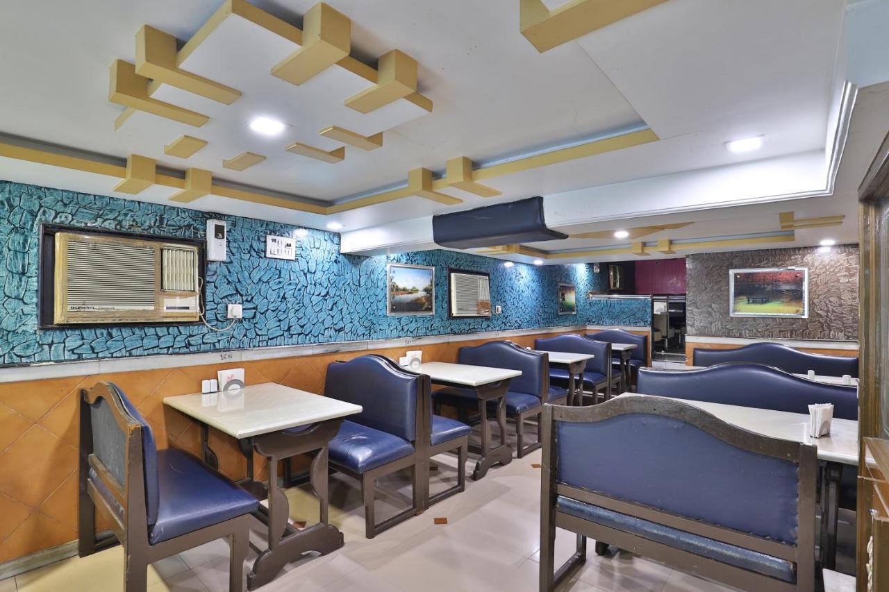 Hotel Midtown Surat Buitenkant foto