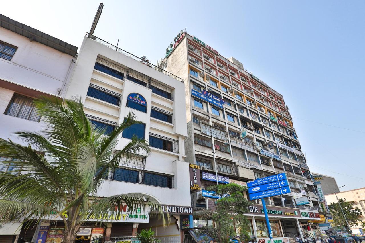 Hotel Midtown Surat Buitenkant foto