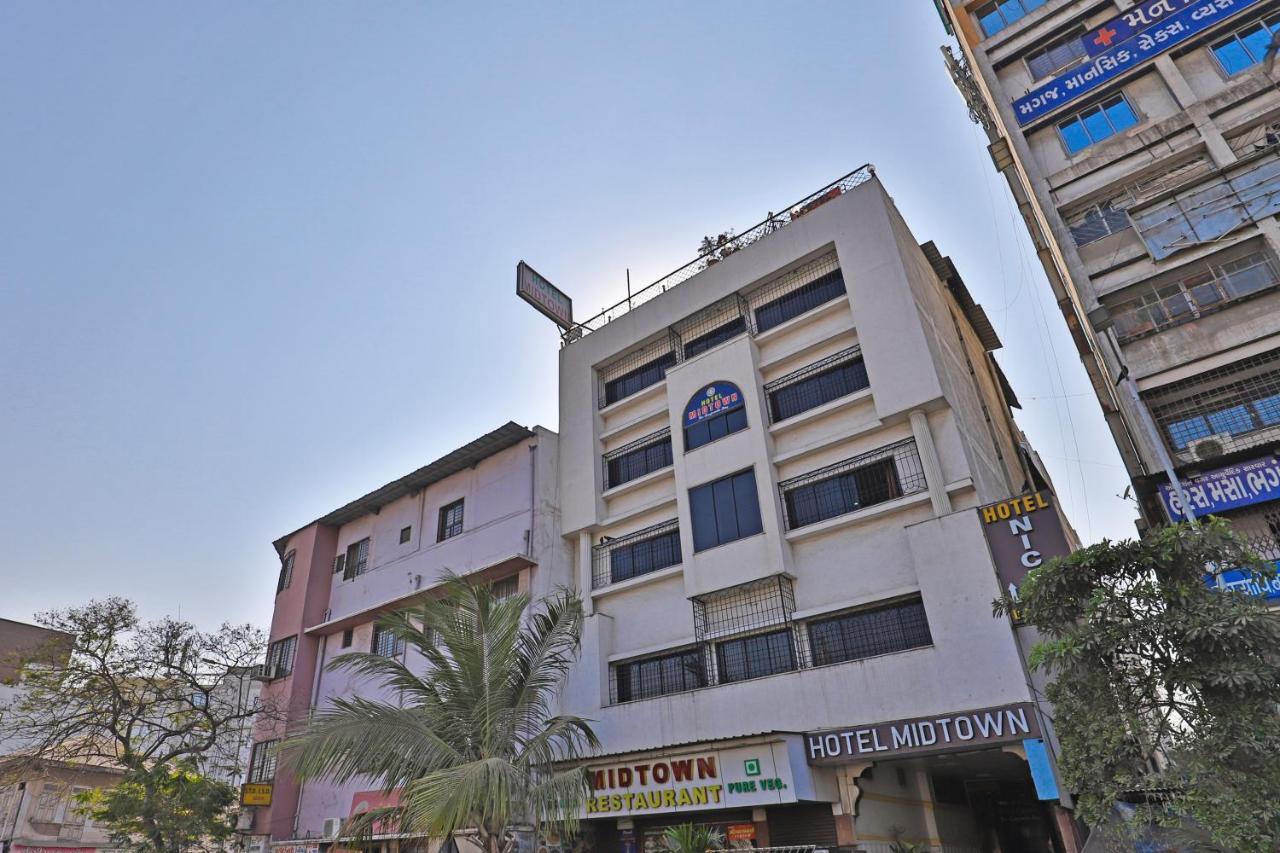 Hotel Midtown Surat Buitenkant foto