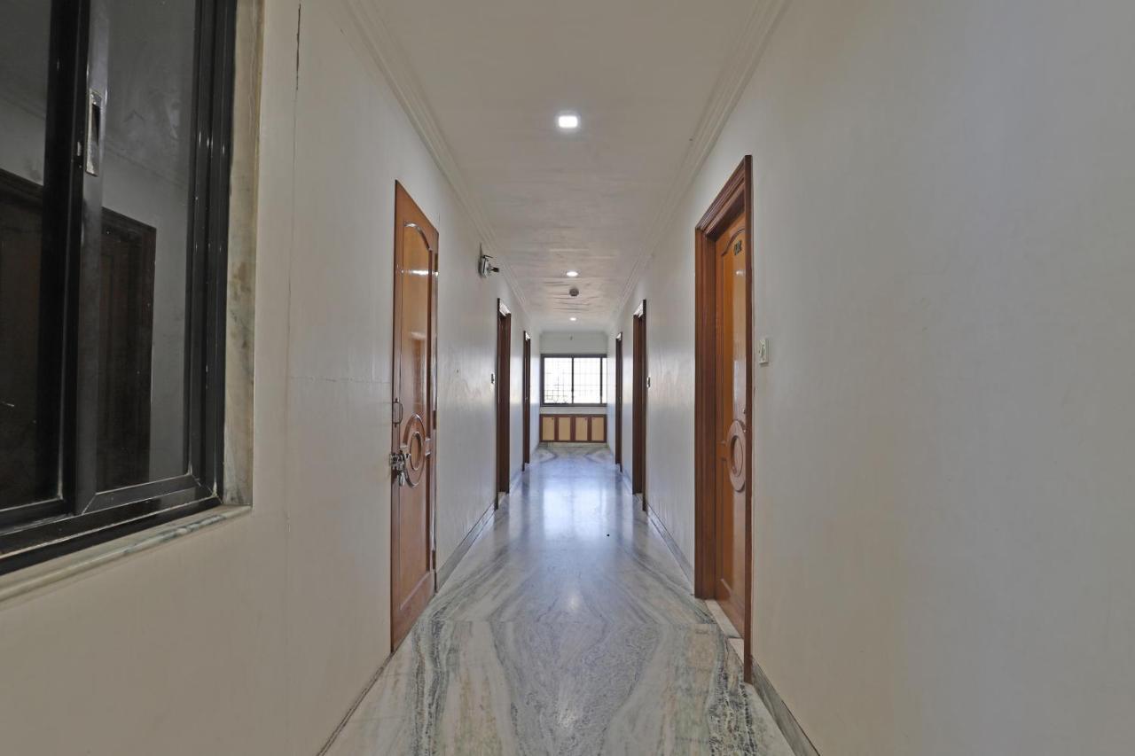 Hotel Midtown Surat Buitenkant foto