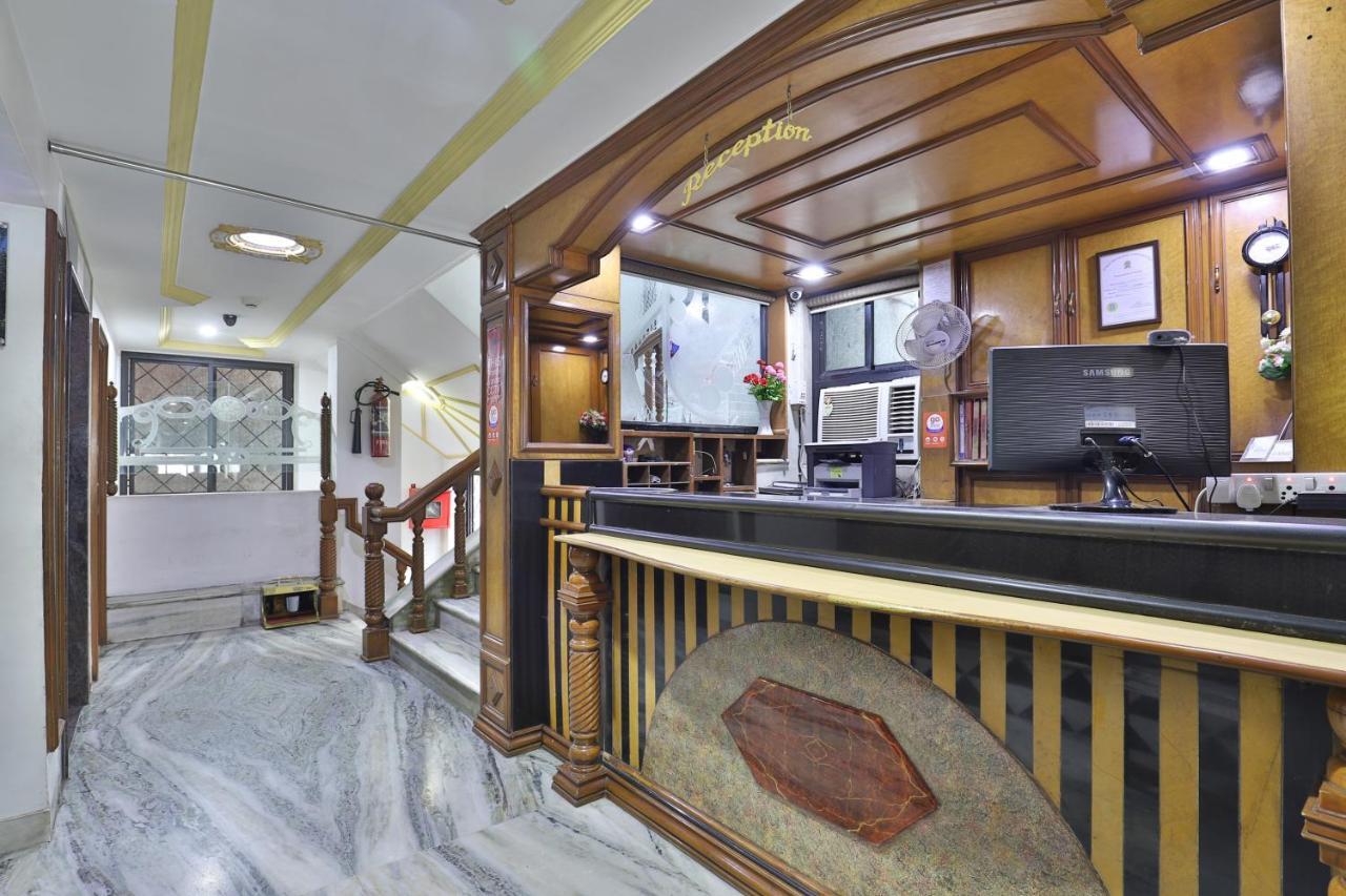 Hotel Midtown Surat Buitenkant foto