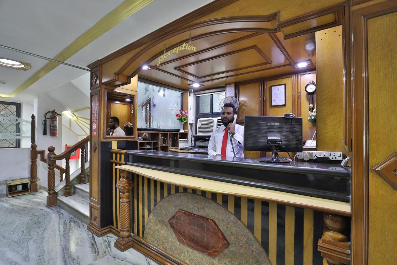 Hotel Midtown Surat Buitenkant foto