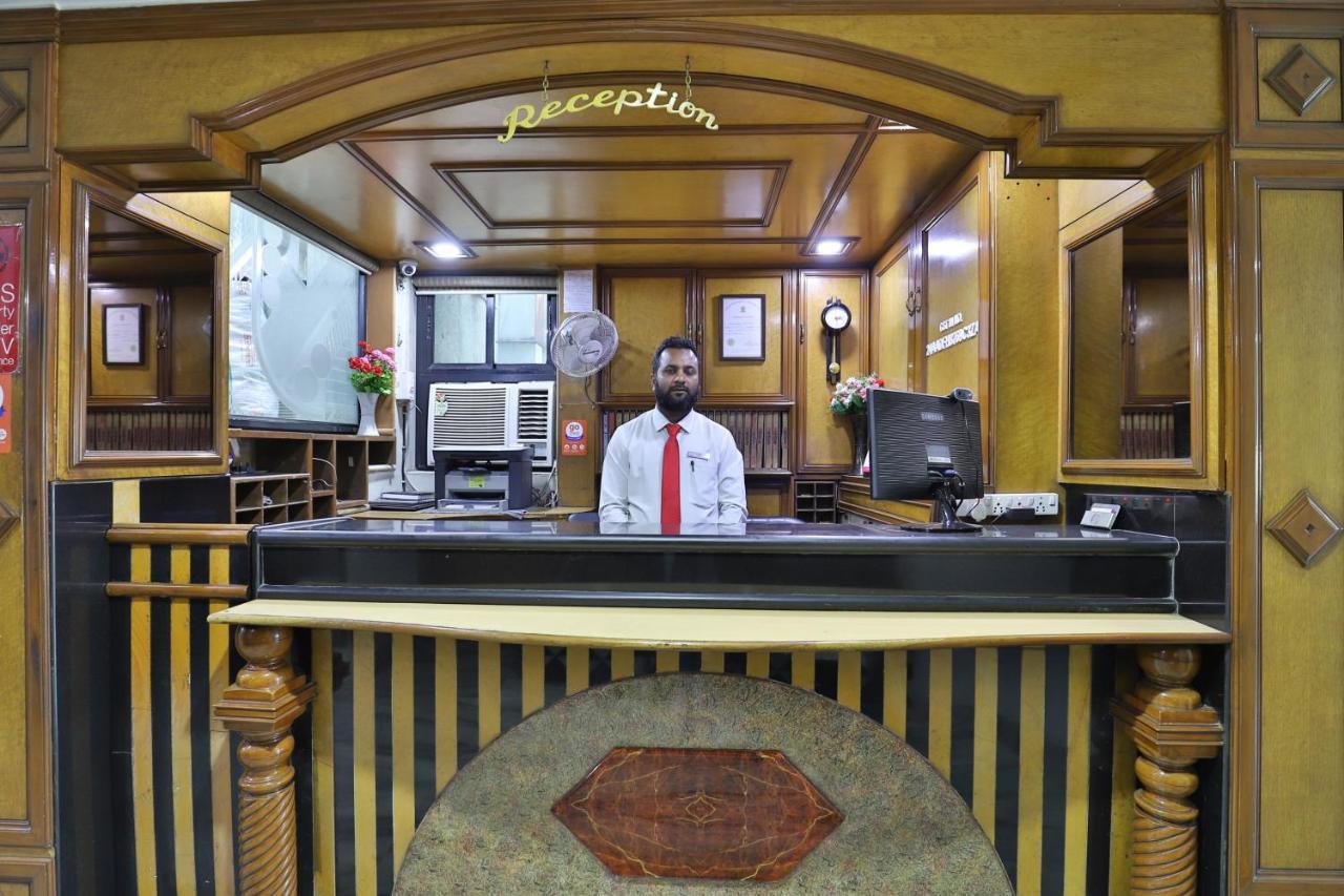Hotel Midtown Surat Buitenkant foto