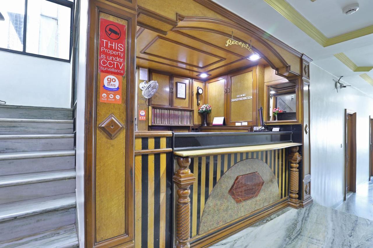 Hotel Midtown Surat Buitenkant foto