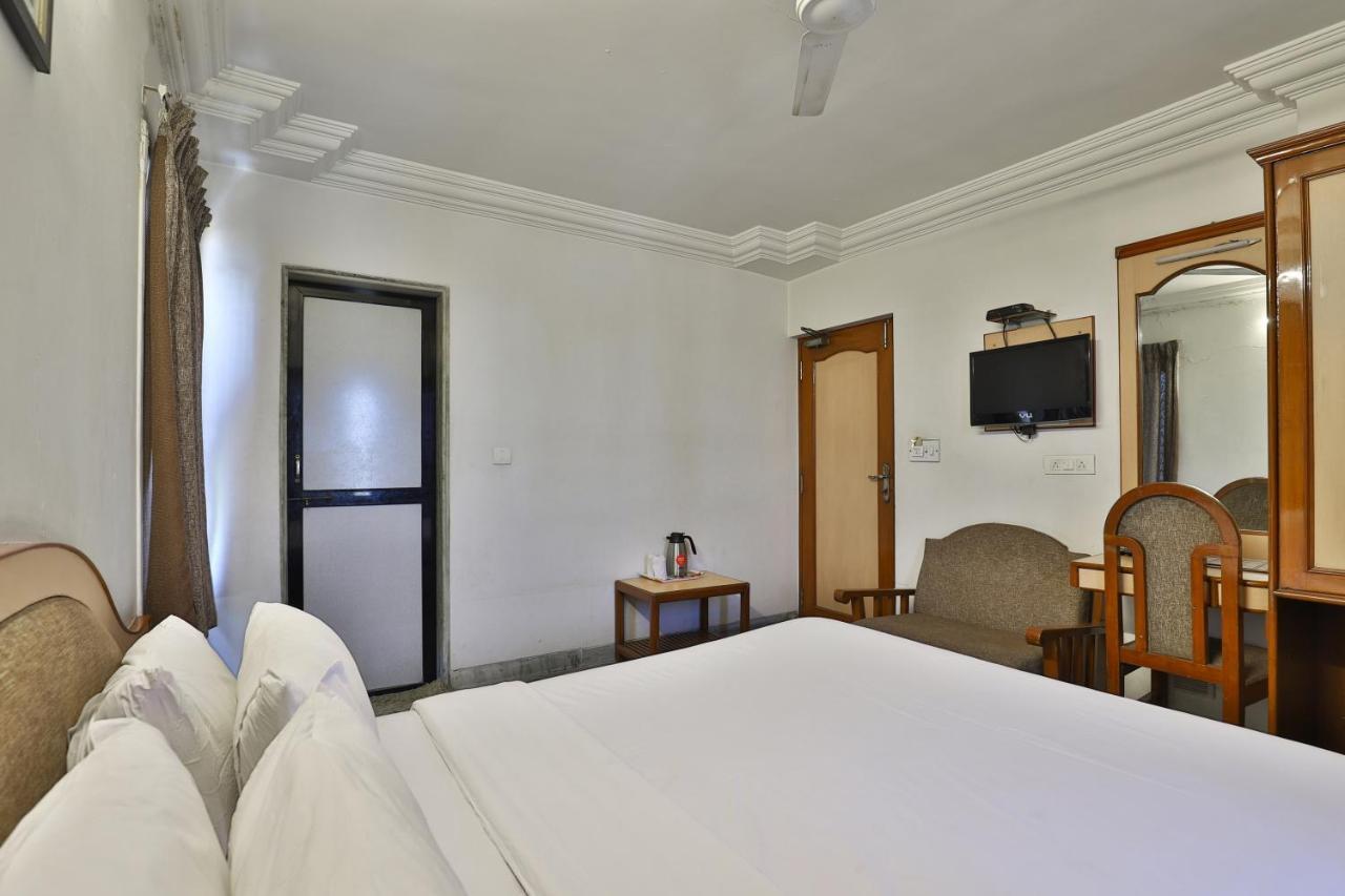 Hotel Midtown Surat Buitenkant foto