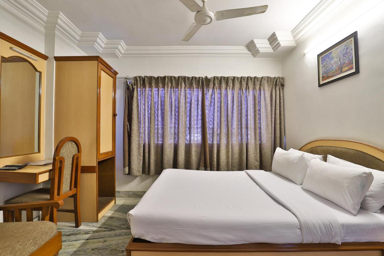 Hotel Midtown Surat Buitenkant foto