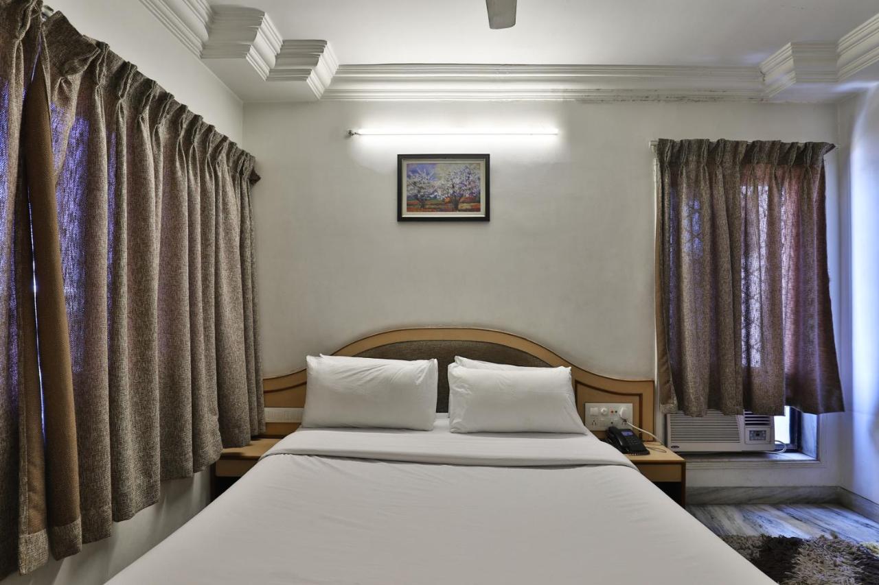 Hotel Midtown Surat Buitenkant foto