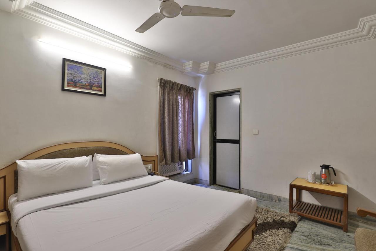 Hotel Midtown Surat Buitenkant foto