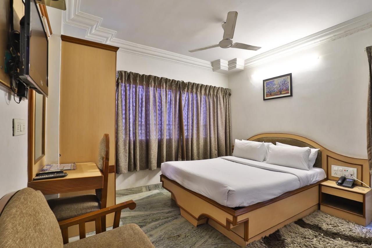 Hotel Midtown Surat Buitenkant foto